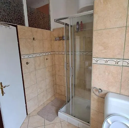 Red Blue With Private Parking And Gray Blue Pula