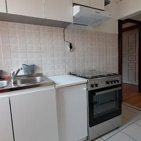 Red Blue With Private Parking And Gray Blue Appartement Pula