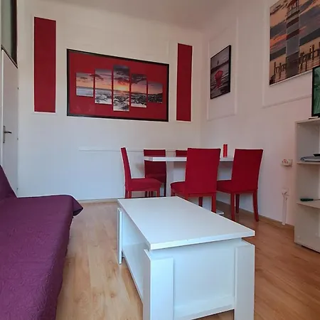 Red Blue And Gray Blue Apartment With Private Parking Appartement *