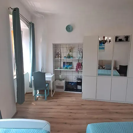 Red Blue With Private Parking And Gray Blue Appartement Pula