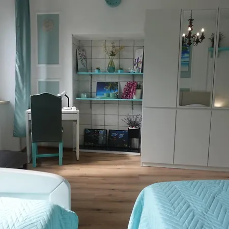 Red Blue And Gray Blue Apartment With Private Parking *